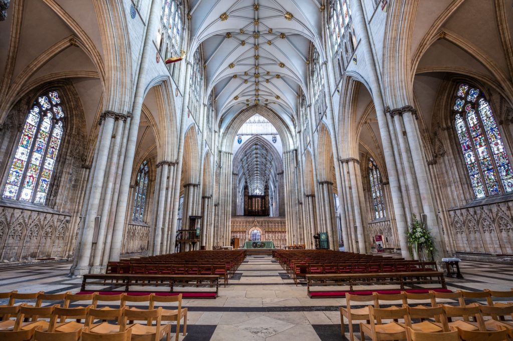 Nef gothique d’une cathédrale avec ses voûtes sur croisée d’ogives