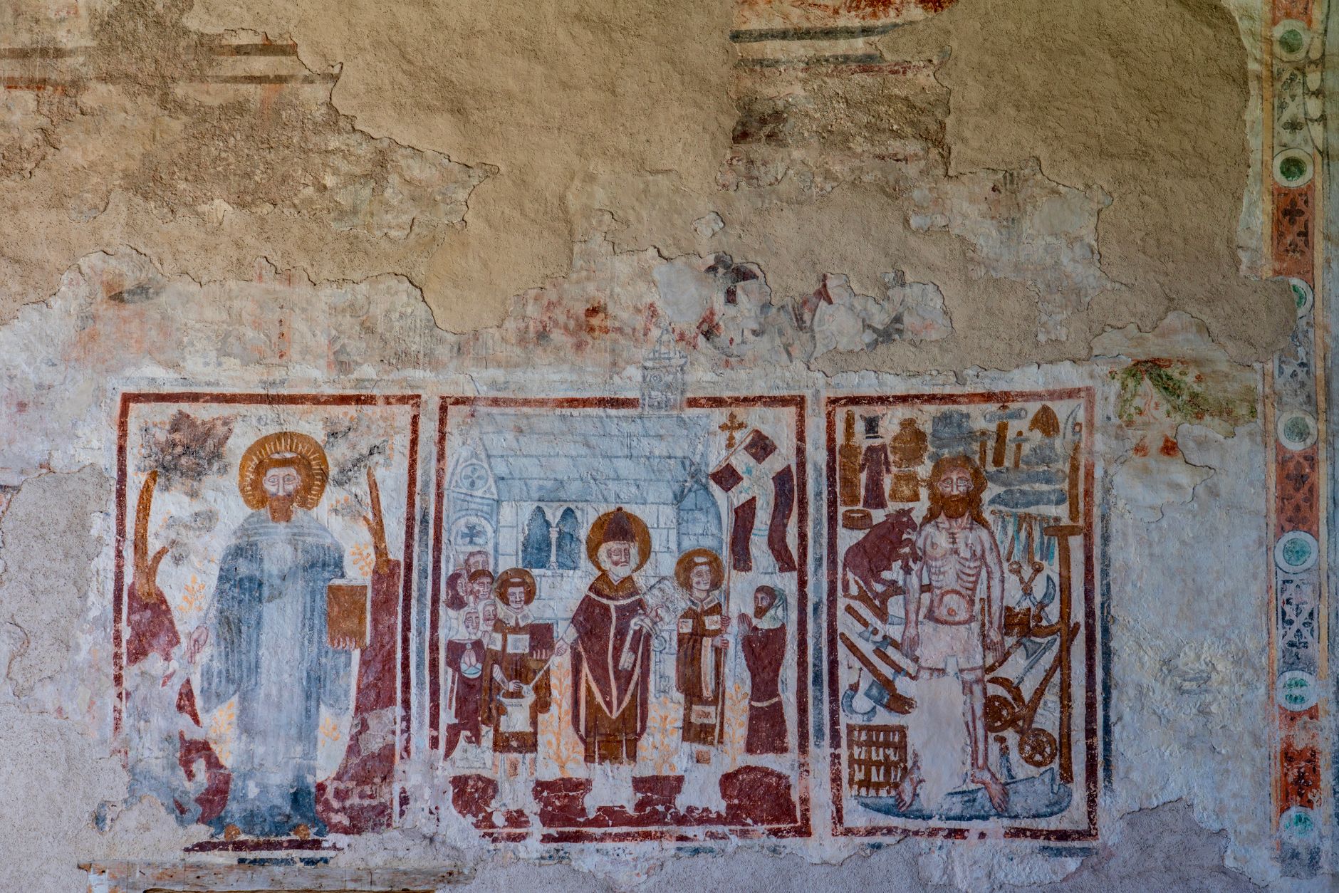 Fresque religieuse médiévale représentant des figures saintes
