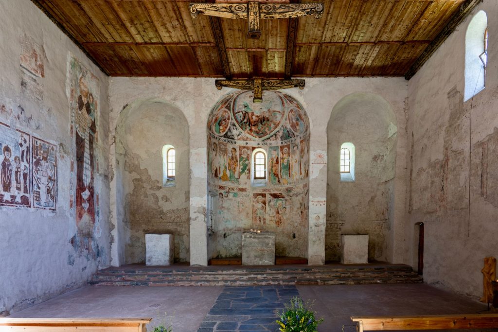 Fresques anciennes couvrant les murs et la voûte d’une nef d’église