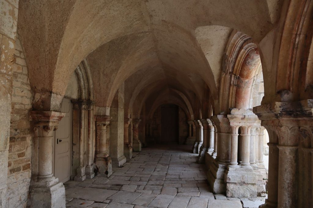 Cloitre voute d'une abbaye francaise en pierre