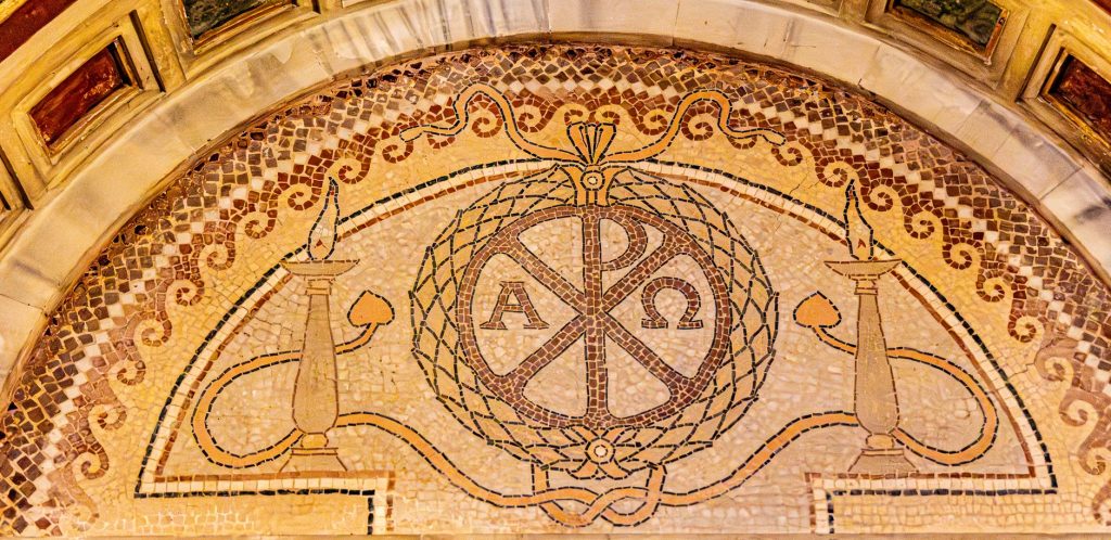 Mosaïque d’une basilique romaine portant les lettres Alpha et Oméga