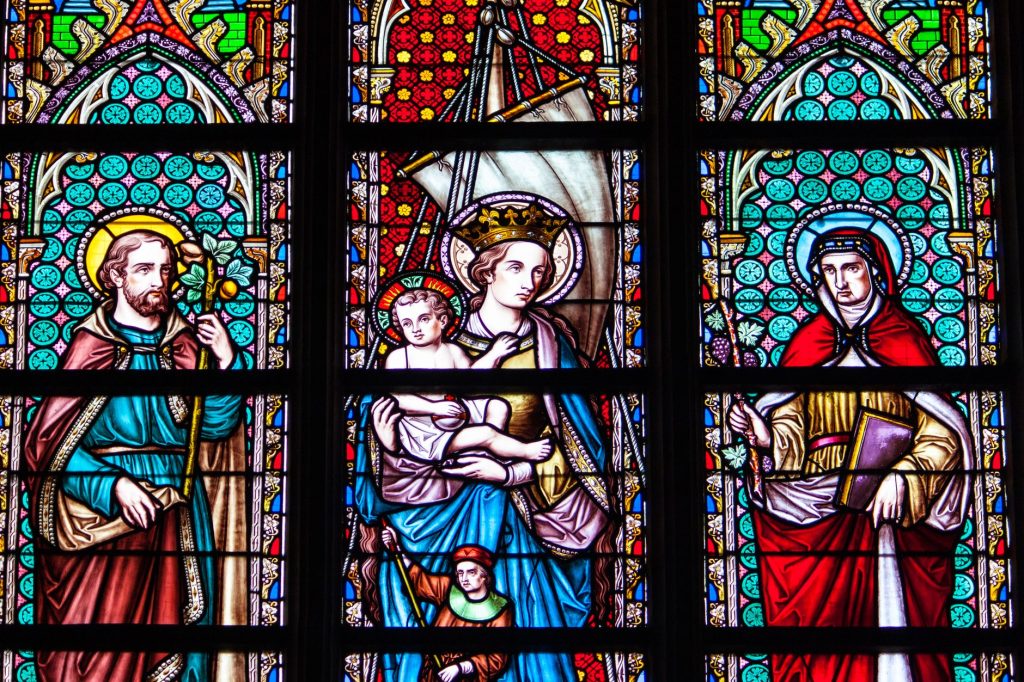 Vitrail de cathedrale representant des saints