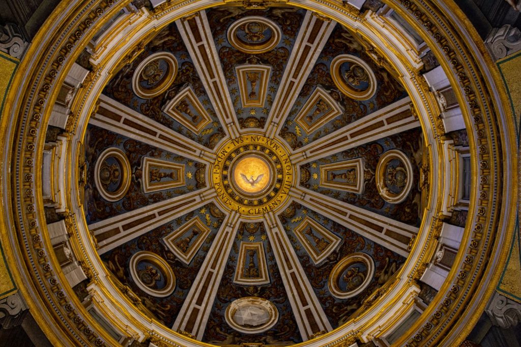 Détail de la décoration intérieure de la coupole de la basilique Saint-Pierre au Vatican