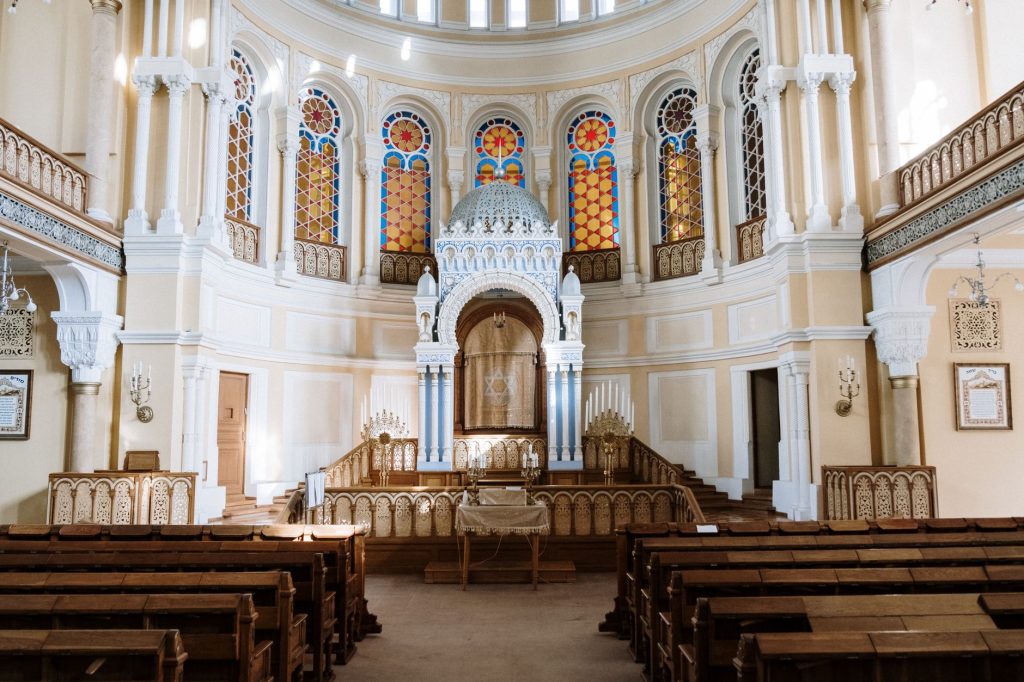 Intérieur orné d’une synagogue historique avec vitraux colorés