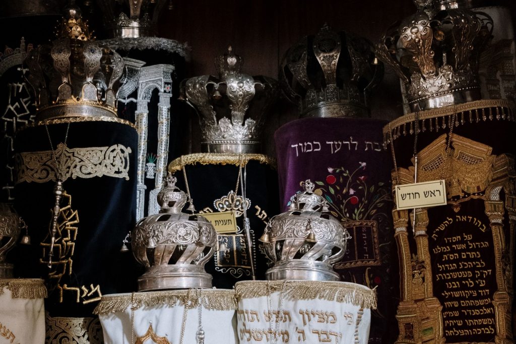 Rouleaux de la Torah ornés de couronnes et de rimonim en argent dans l’arche sainte