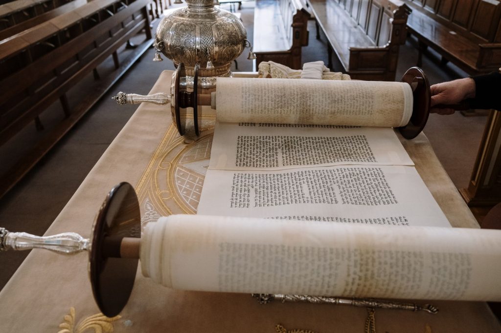 Rouleau de la Torah ouvert dans une synagogue, texte hébreu calligraphié visible