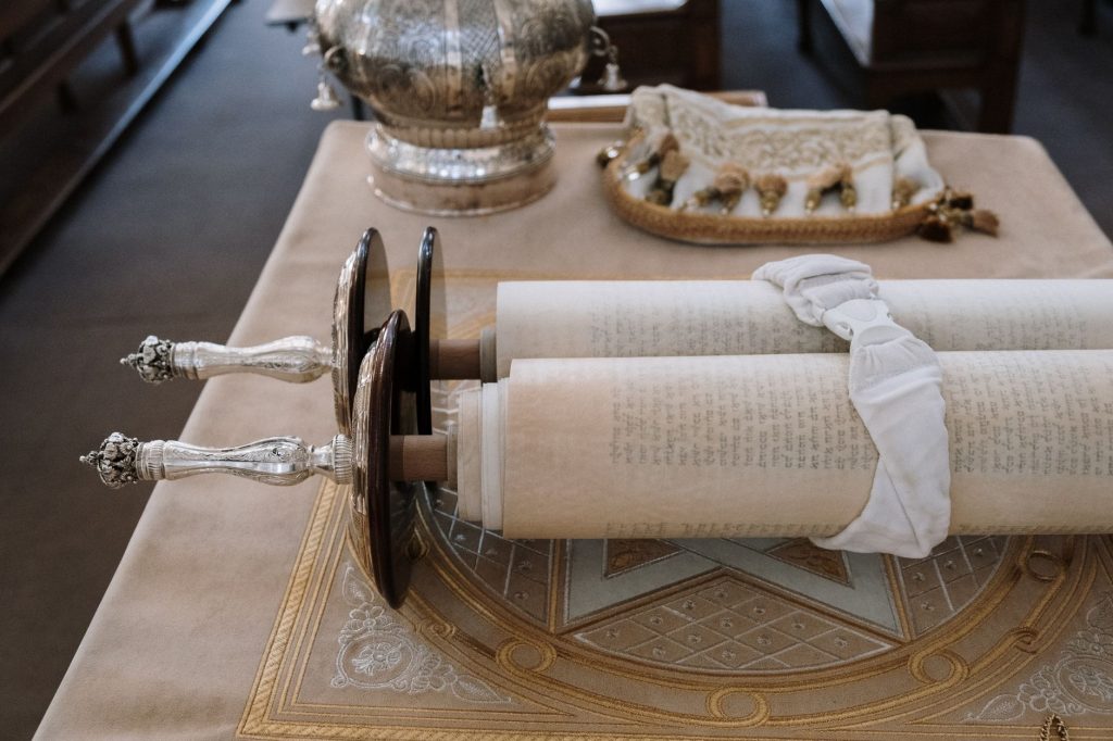 Rouleau de la Torah déployé sur la bimah d’une synagogue lors d’une bar mitsva