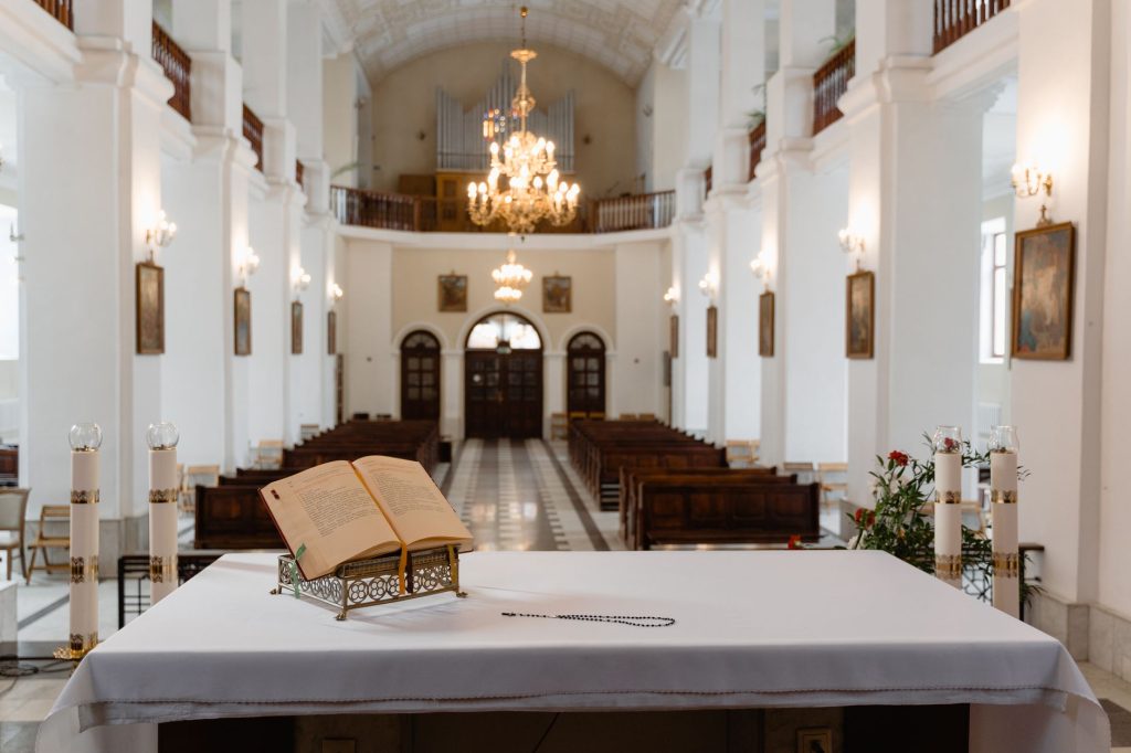 Interieur d'eglise avec une bible ouverte sur l'autel
