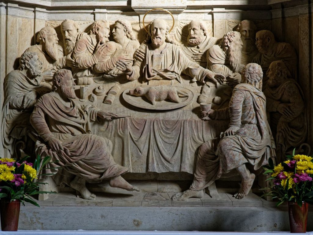 Relief de pierre sculptée représentant la Cène avec un décor architecturé