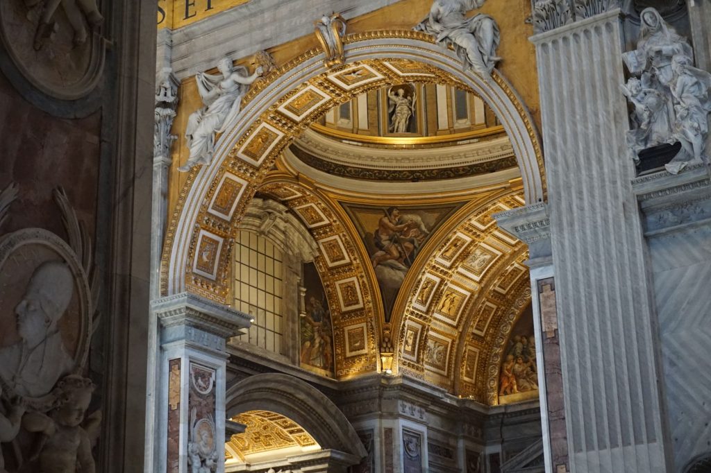 Arcs baroques et sculptures de la basilique Saint-Pierre au Vatican