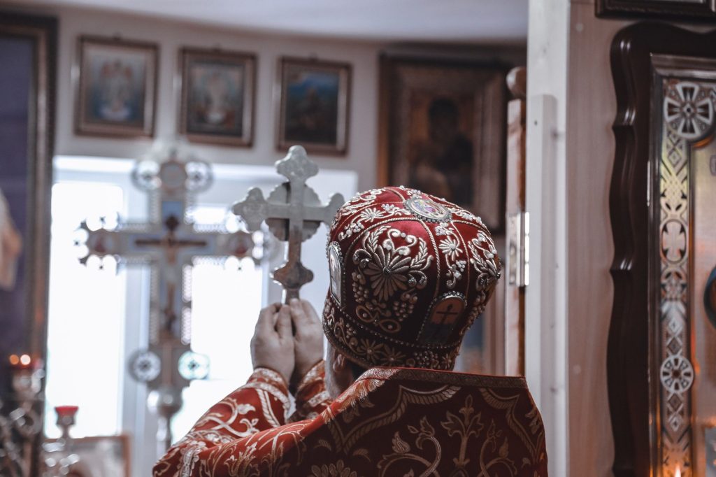 Evêque en habits pontificaux lors d’une cérémonie