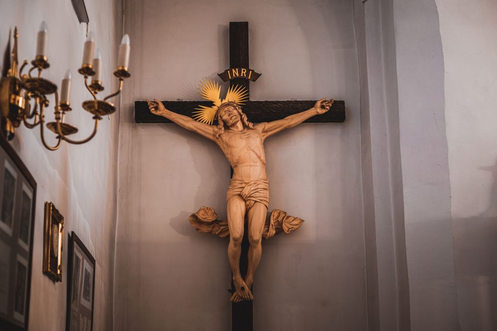 Sculpture religieuse en bois dans une eglise, exemple de statuaire polychrome