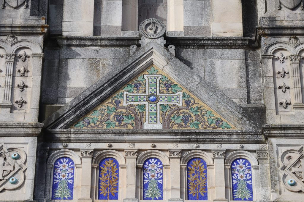 Façade de la basilique du Bois-Chenu à Domrémy-la-Pucelle, sanctuaire dédié à Jeanne d'Arc