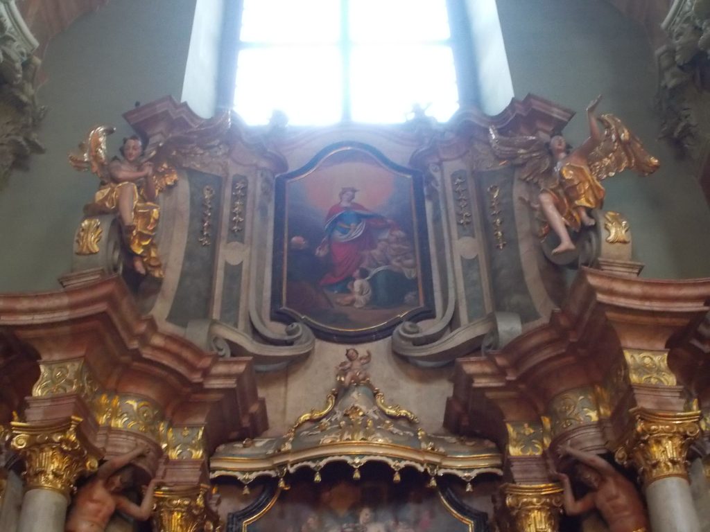 Sainte Elisabeth de Hongrie faisant l'aumône, bas-relief d'un autel à Budapest
