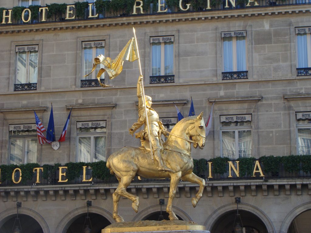 Statue équestre de Jeanne d'Arc par Emmanuel Frémiet, place des Pyramides à Paris