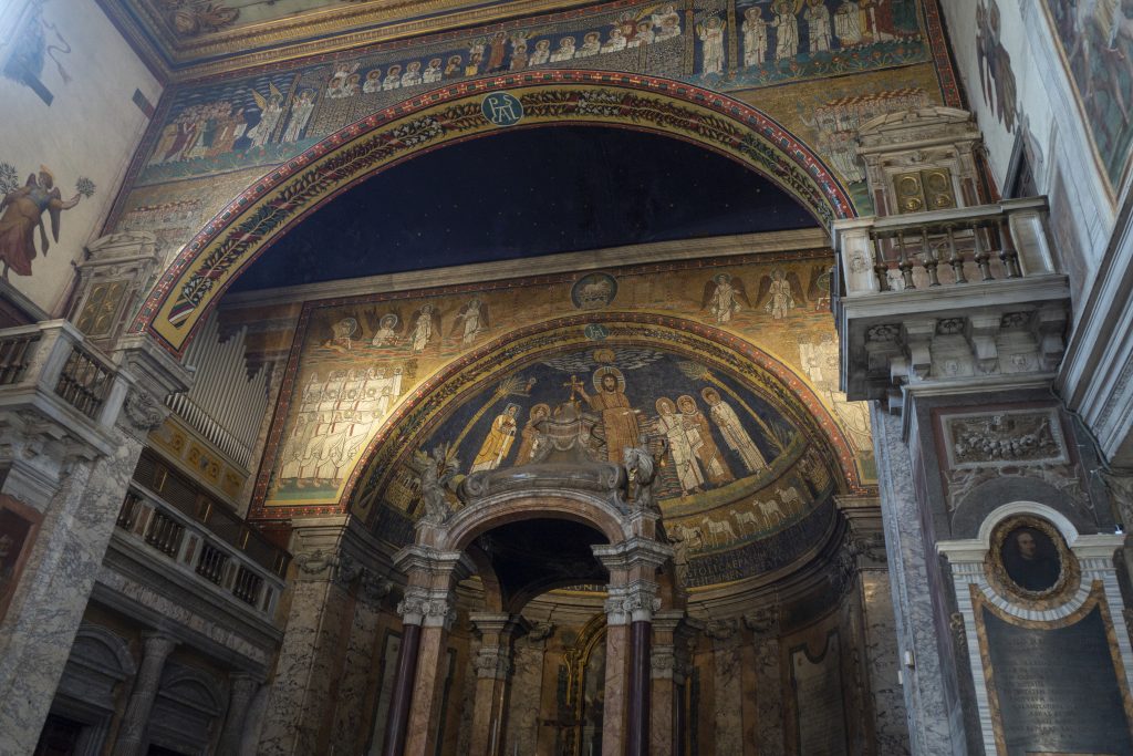 Abside en mosaïque de la basilique Santa Prassede à Rome, exemple de l'art du IXe siècle où furent déposées des reliques de martyrs