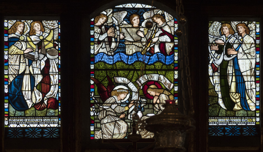 Vitrail représentant l’Annonciation à la Vierge Marie dans une église anglaise