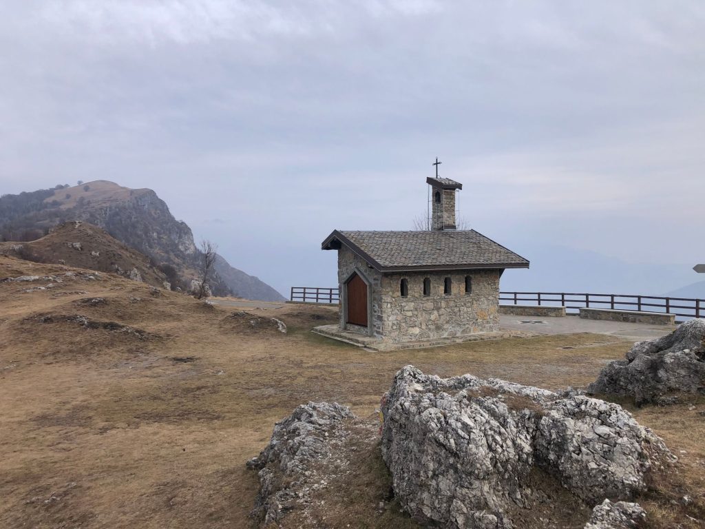 Chapelle de pierre isolée sur une colline de Lombardie, évocation des ermitages médiévaux