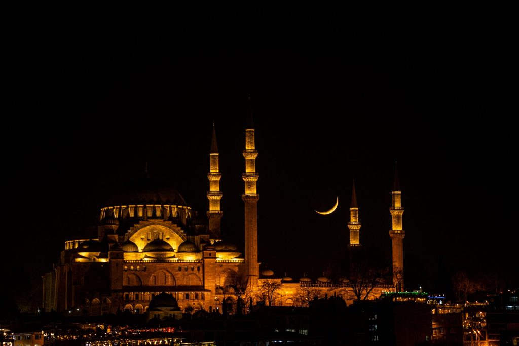Mosquée Süleymaniye d’Istanbul sous le croissant de lune