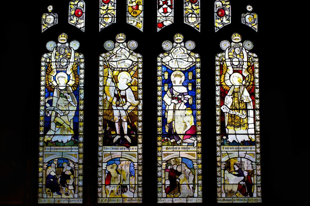 Vitraux d’une cathédrale anglaise représentant des scènes religieuses, support privilégié de l’image des saints évêques