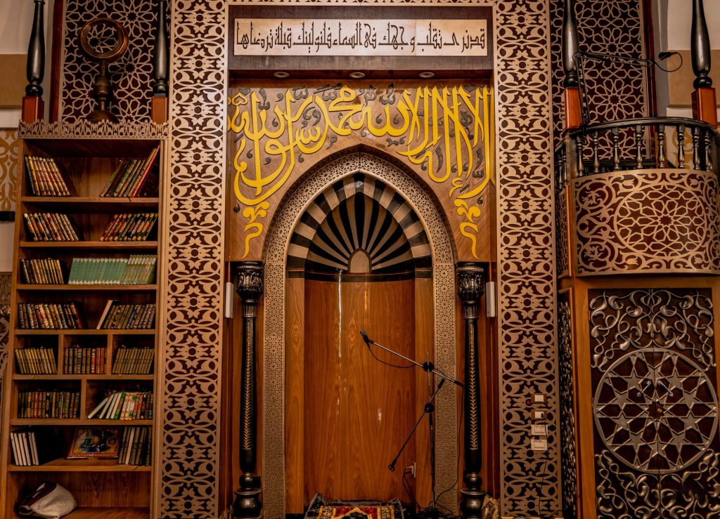 Mihrab en bois finement sculpté d'une mosquée égyptienne, orné de calligraphie