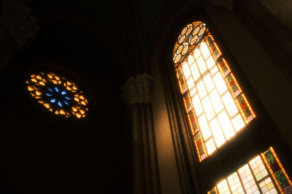 Vitrail d'une église gothique illustrant l'art sacré médiéval