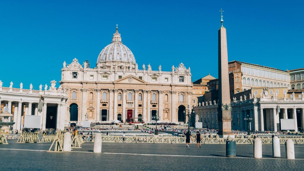 Vue de la basilique Saint-Pierre et de la place du Vatican en plein jour