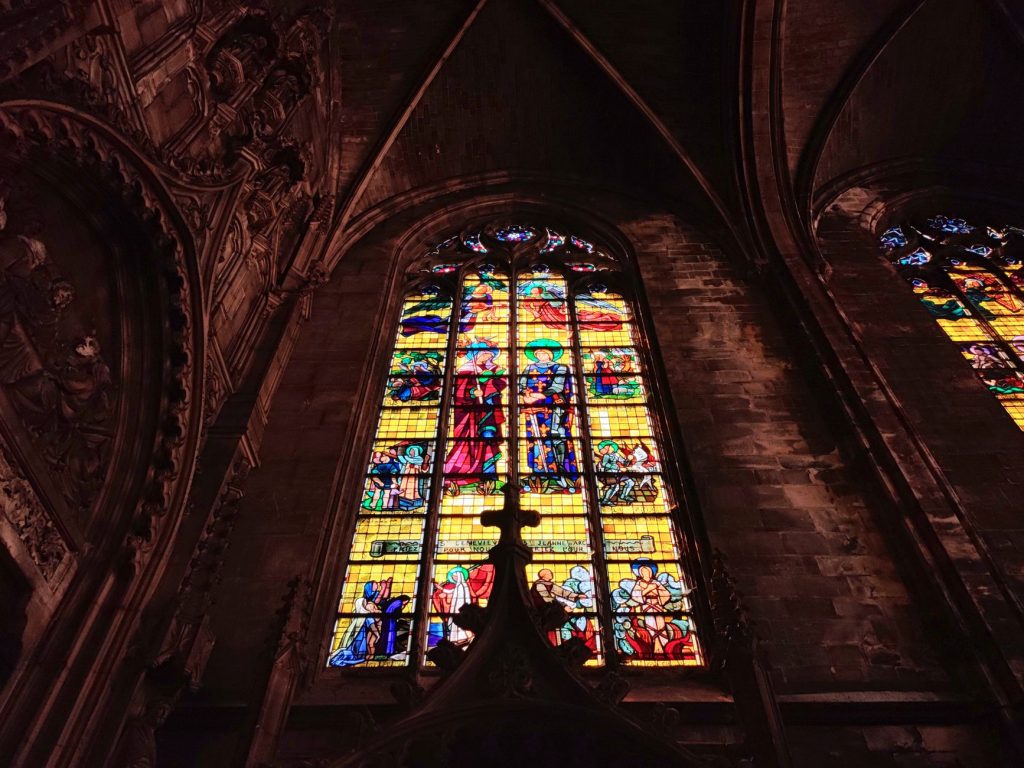 Vitrail de cathédrale gothique : la lumière comme matériau théologique