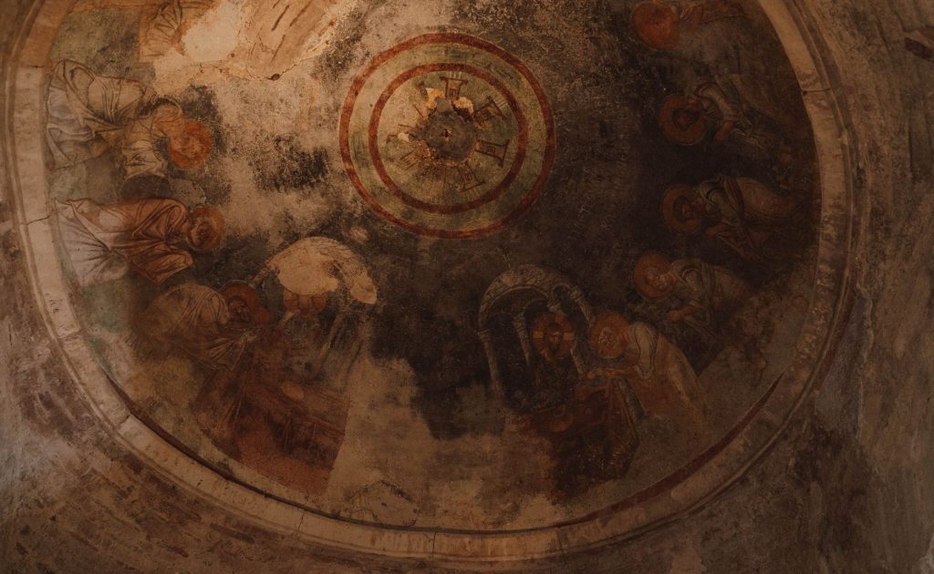 Fresques anciennes ornant la voûte d'une église, témoignage de l'art chrétien primitif