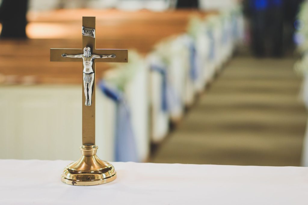 Autel et crucifix, cœur de la liturgie eucharistique catholique