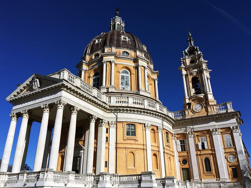 Basilique baroque de Superga dominant Turin sous un ciel dégagé