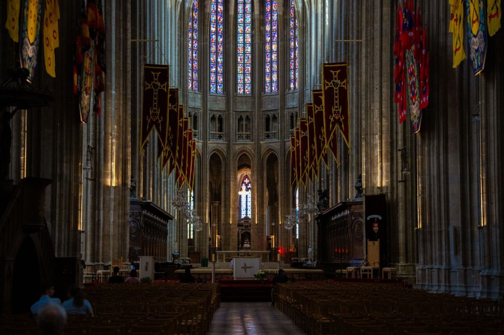 Intérieur de cathédrale gothique catholique