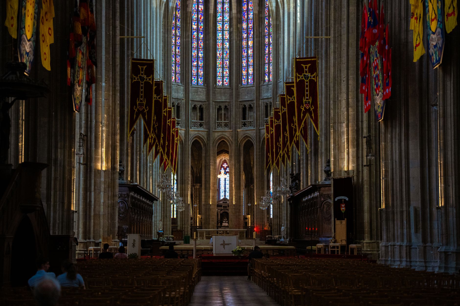 Intérieur de cathédrale gothique catholique