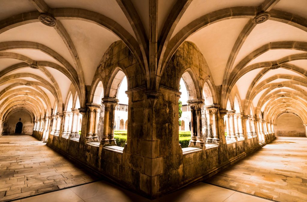 Cloître gothique de monastère aux arcades de pierre, image d’illustration de l’architecture claustrale dominicaine