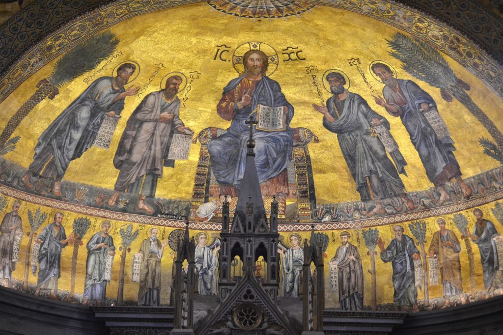 Mosaïque paléochrétienne représentant des figures de saints dans une basilique
