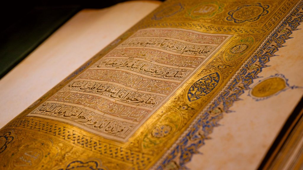 Manuscrit ancien richement enluminé, avec des motifs dorés