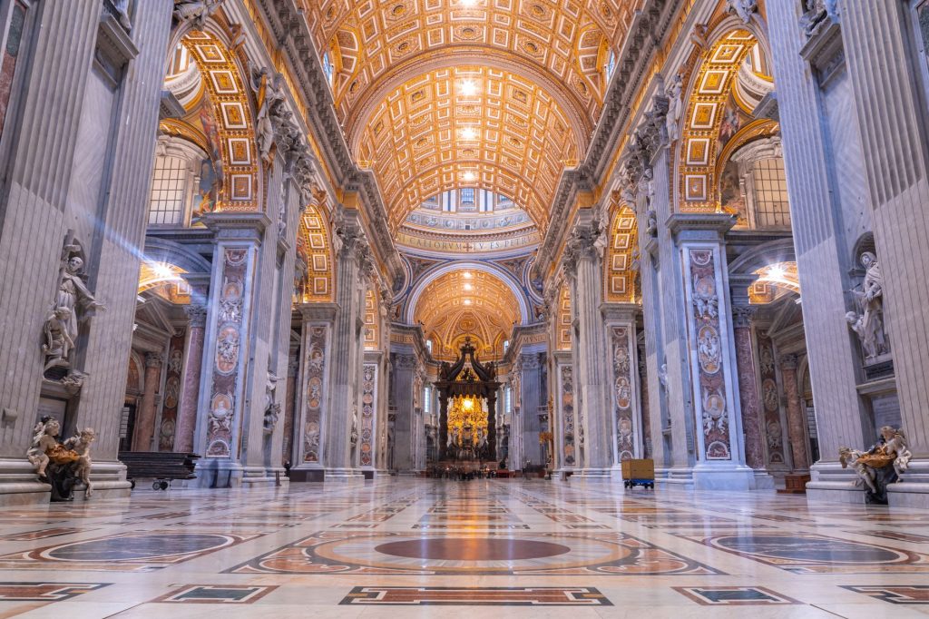 Intérieur monumental de la basilique Saint-Pierre de Rome, destination du retour pontifical de 1377