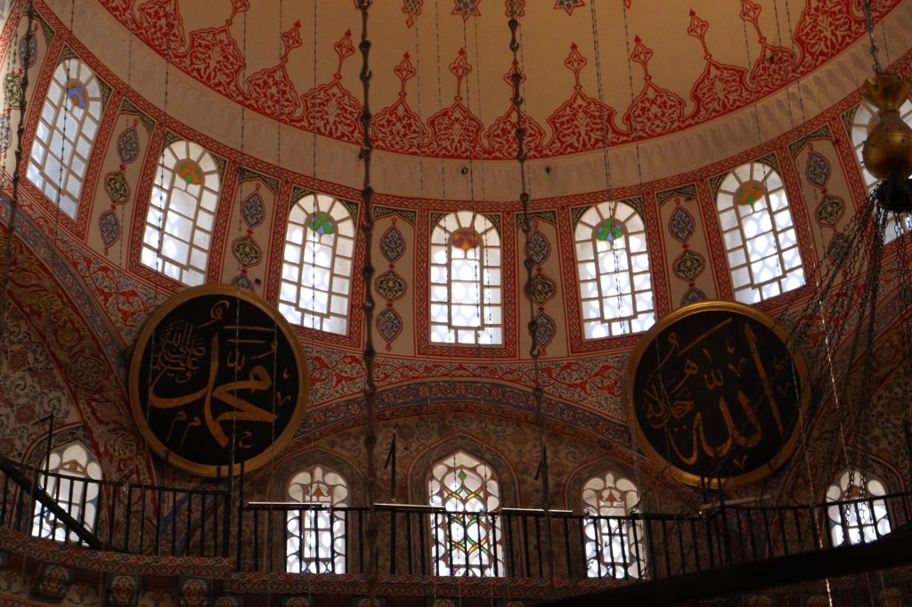 Coupole de mosquée ornée de calligraphies arabes et de motifs géométriques