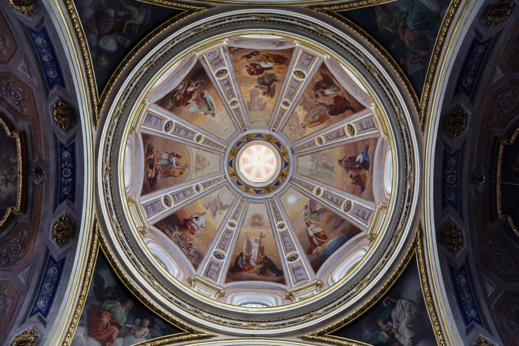 Coupole d’église italienne ornée de fresques, tambour percé de fenêtres