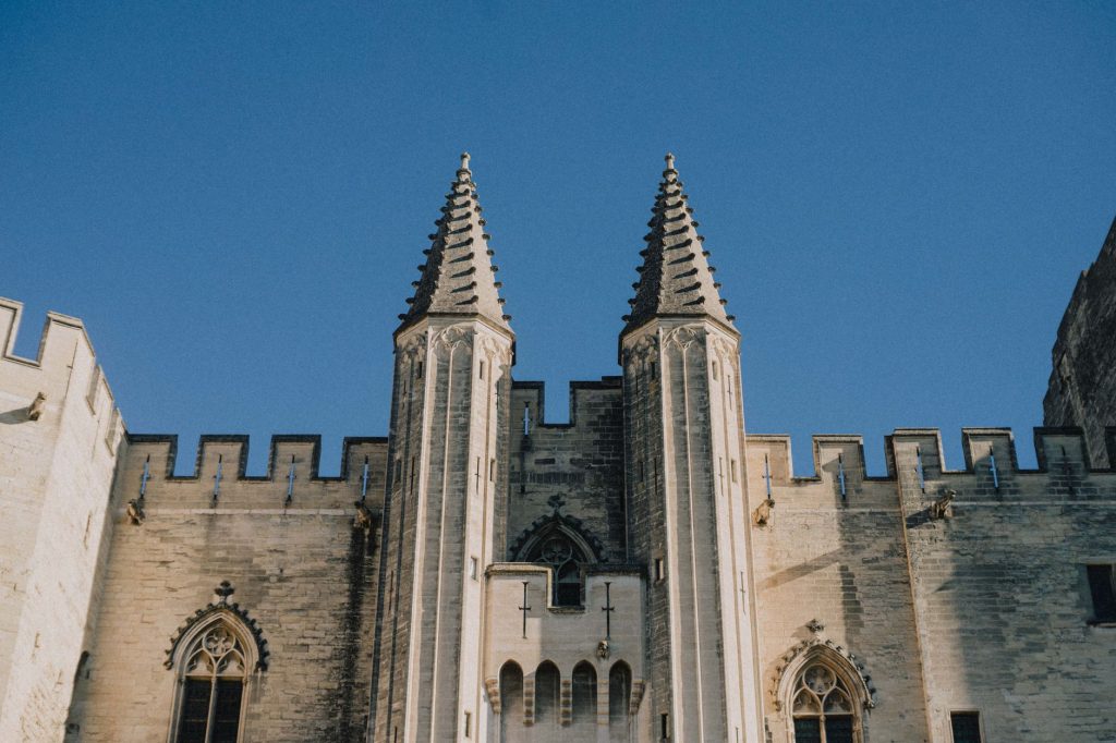 Les tours défensives du Palais des Papes se détachant sur le ciel, architecture gothique méridionale du XIVe siècle
