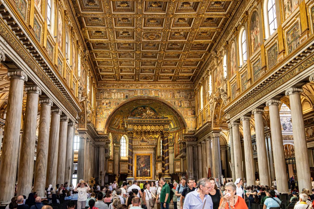 Nef et décor d’une basilique romaine