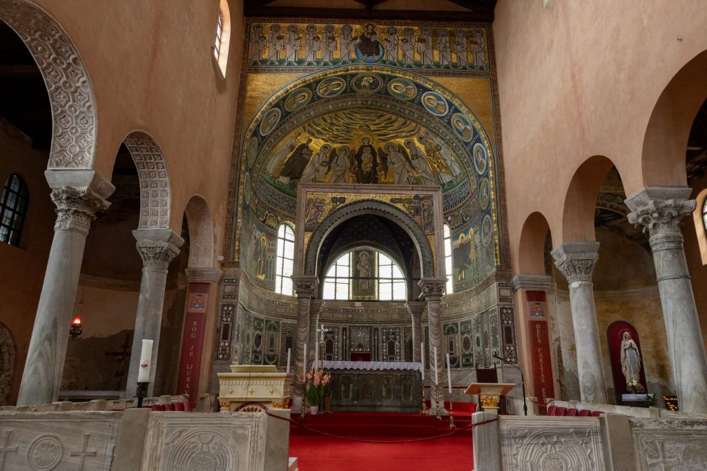 Autel et mosaïques du sixième siècle de la basilique euphrasienne de Poreč