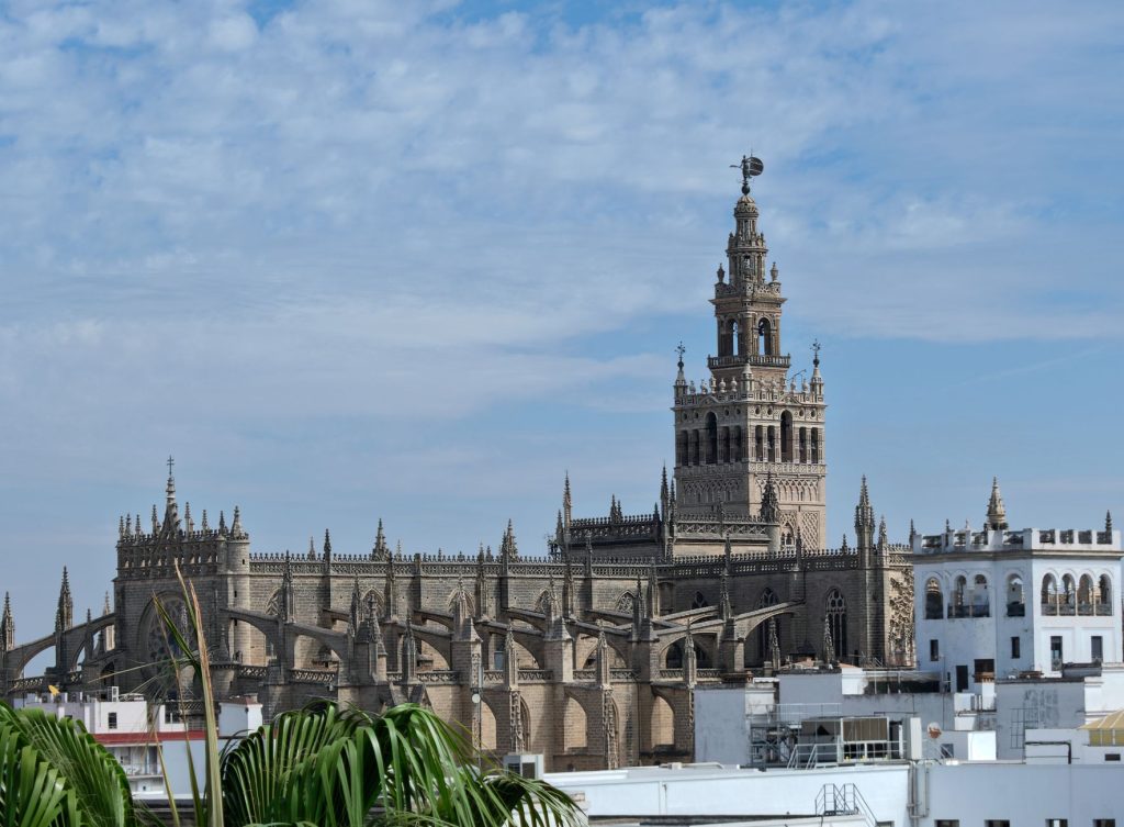 La Giralda et la cathédrale de Séville sous un ciel clair, ancien siège épiscopal de saint Léandre