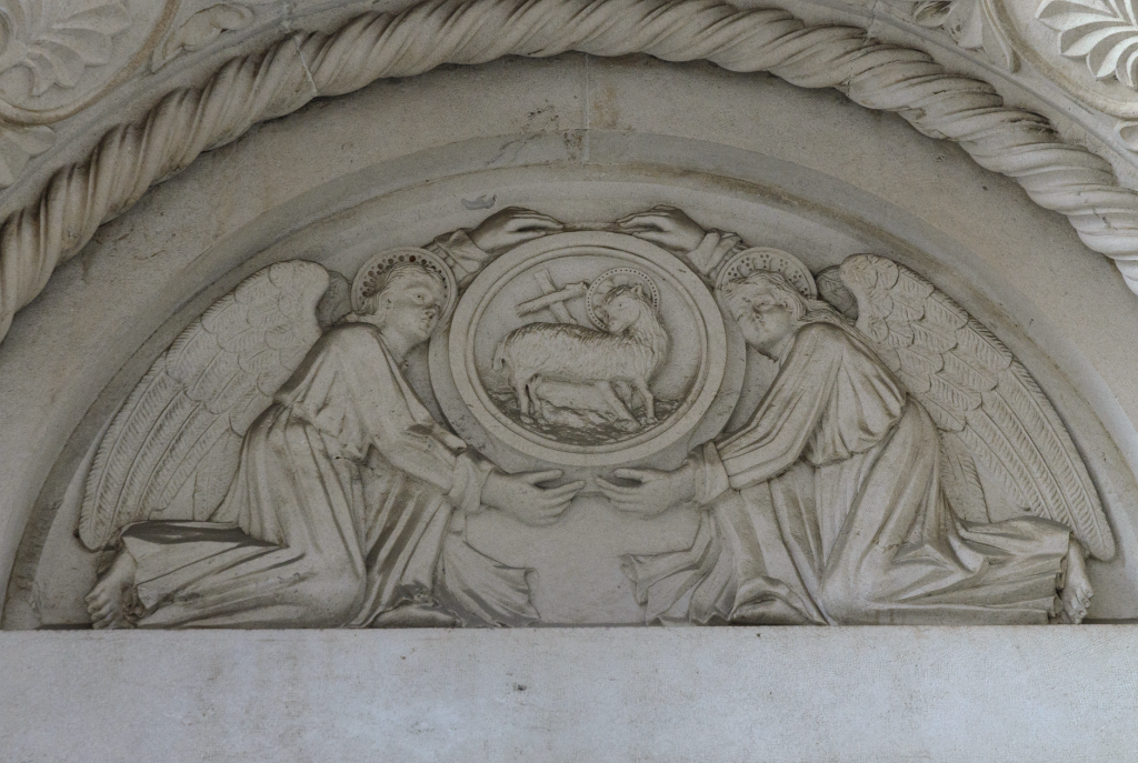 Bas-relief de pierre représentant des anges portant un agneau