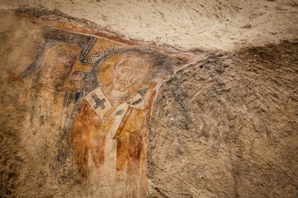 Détail de fresque murale d’église représentant des figures saintes, illustration de la peinture hagiographique