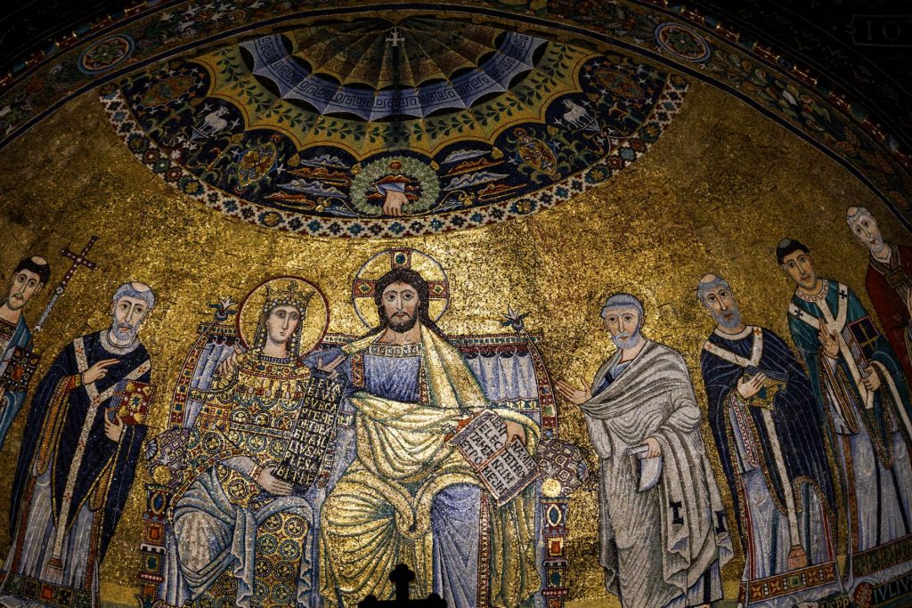 Mosaïque paléochrétienne représentant des figures de saints dans une église ancienne