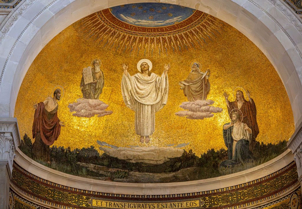 Mosaïque de la Transfiguration figurant le Christ entouré de Moïse et Élie dans une coupole d’église