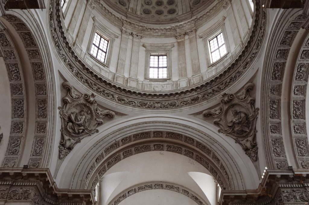 Intérieur d’une église italienne baroque, nef, marbres polychromes et voûte ornée