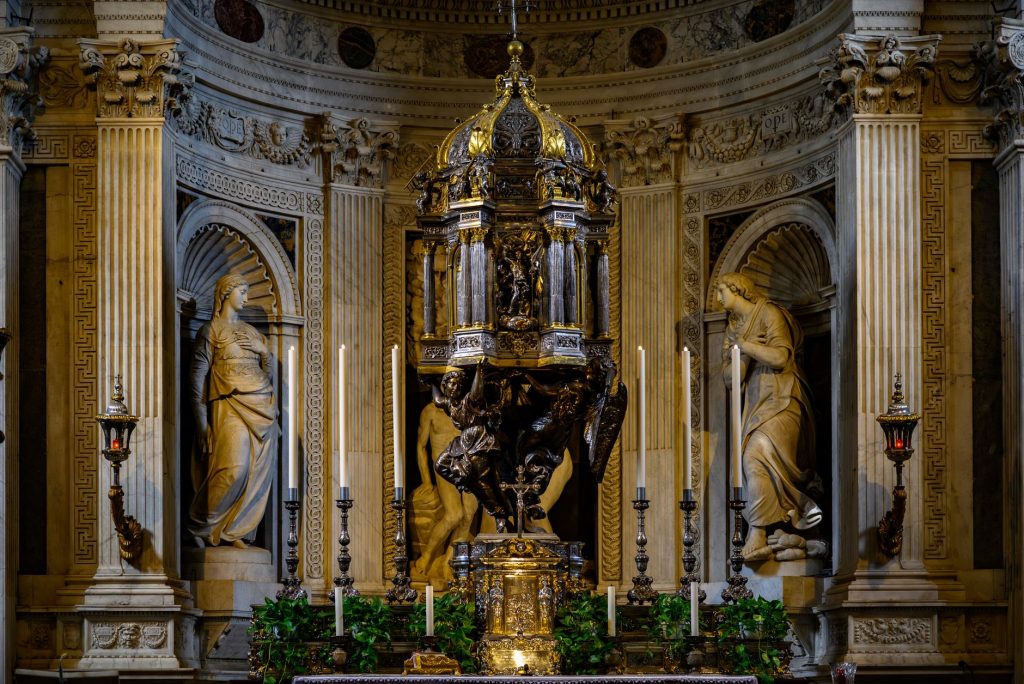 Autel baroque italien richement sculpté, colonnes torses et statues