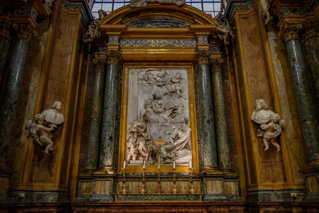 Autel baroque et colonnes de marbre dans une eglise romaine